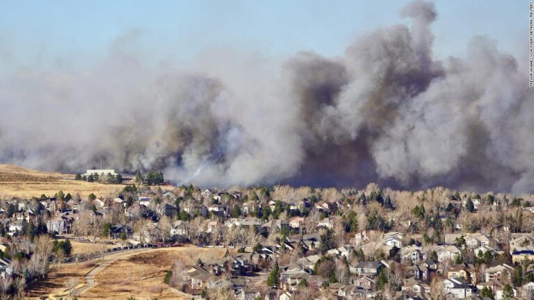 Colorado fire destroys hundreds of homes