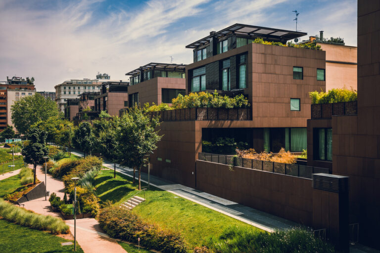 PIF-owned ROSHN signs deal with NHC to build sustainable housing projects