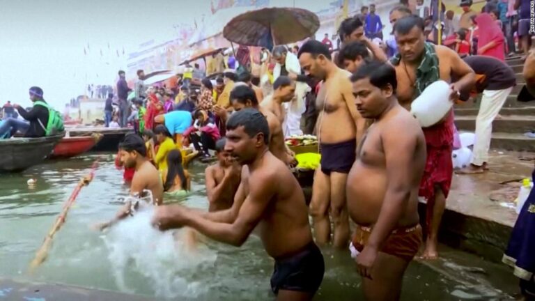 Scenes from Indian religious festivals fuel concern amid Omicron surges