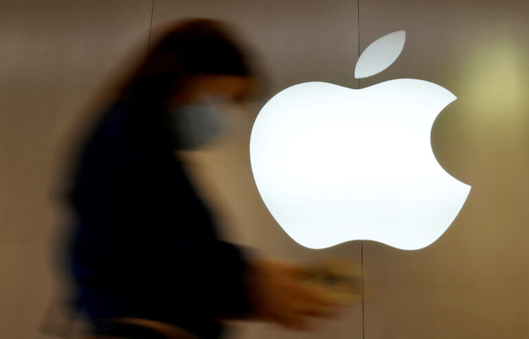 Apple becomes first company to hit $3 trillion market value, then slips