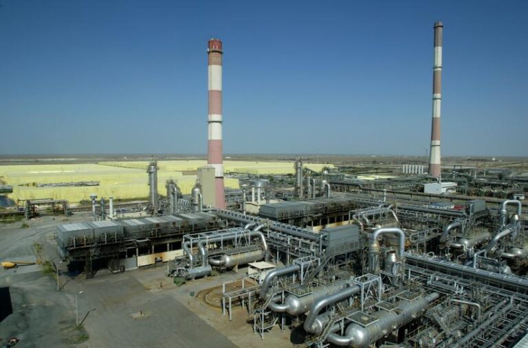Key Kazakh oilfield hit by protests
