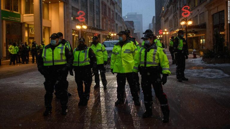 Canadian police begin major operation to clear the capital city of protesters and their convoys