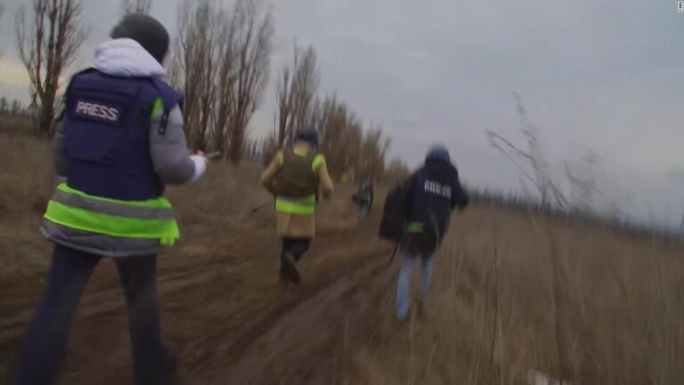 Video shows CNN team in Ukraine under mortar fire