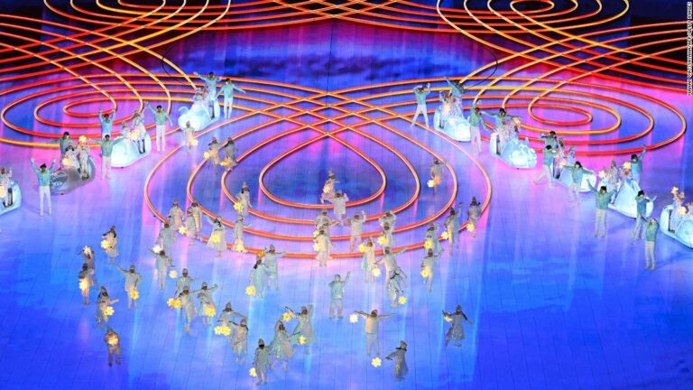 Chinese leader Xi receives warm welcome as closing ceremony begins