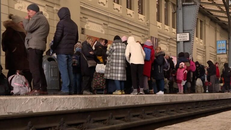‘It’s insane’: Woman describes chaos inside Ukrainian train station