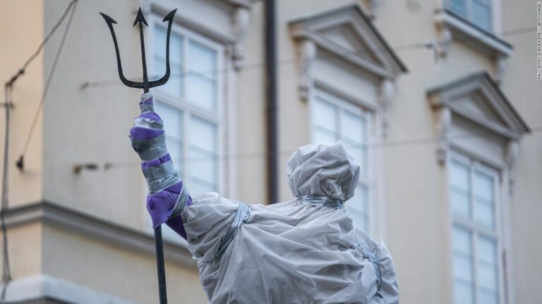 ‘Concerned’ Ukrainian locals help protect Lviv’s historic statues