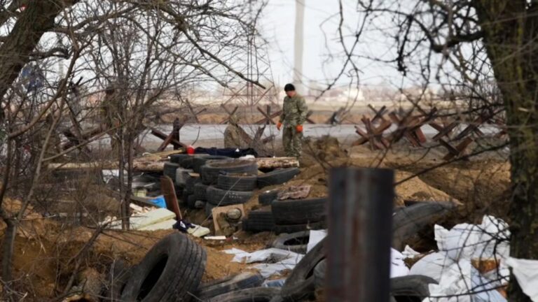 The fate of Mykolaiv hangs in the balance, as Ukrainian troops dig in to defend the city
