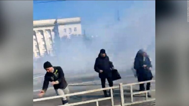 See explosion and gunfire in Kherson amid peaceful protest