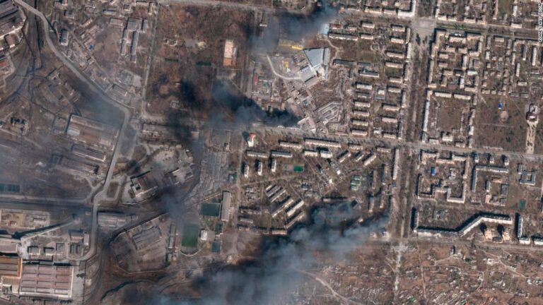 Russia bombards Mariupol; hundreds of thousands trapped