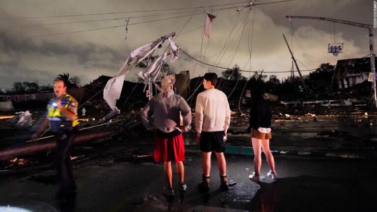 Large tornado causes major damage in New Orleans