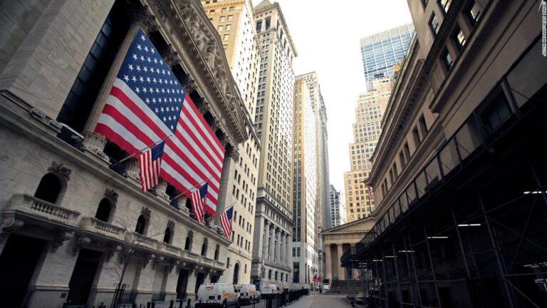 Dow falls 500 points on recession fears
