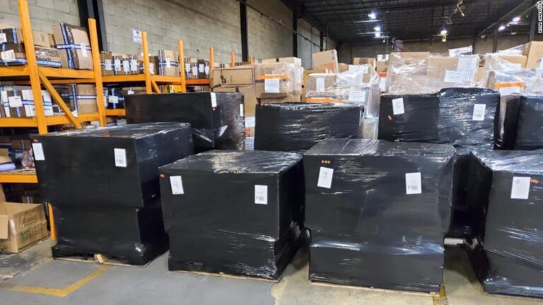 US police agencies are sending protective gear to Ukrainian civilians in what experts call an unprecedented move