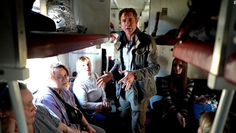 CNN reporter speaks with Ukrainians inside evacuation train