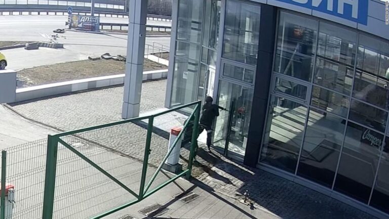 Video shows Russian soldiers killing 2 civilians before they ransack a business