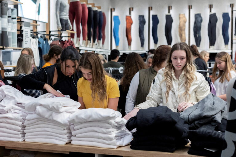 Rising cost of living hurts US consumer confidence