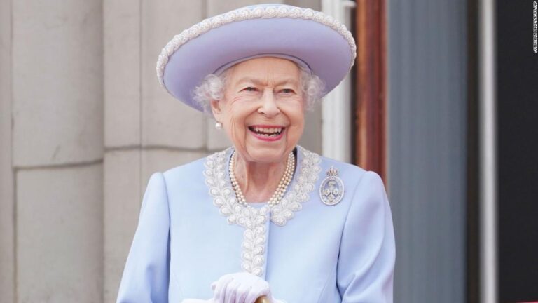 Queen Elizabeth makes rare appearance at jubilee celebrations