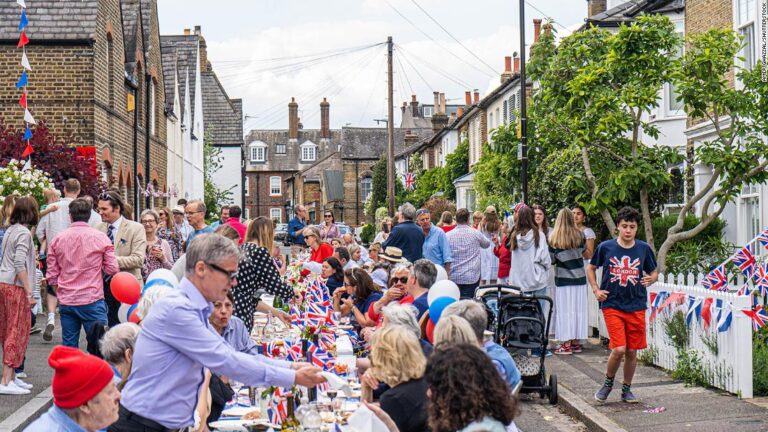 ‘I couldn’t care less.’ What some young Britons think of the Queen’s Platinum Jubilee
