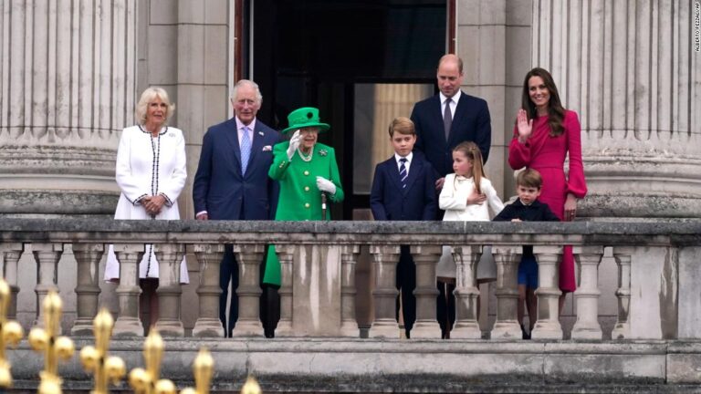 Queen Elizabeth II makes surprise appearance on palace balcony to cap off jubilee