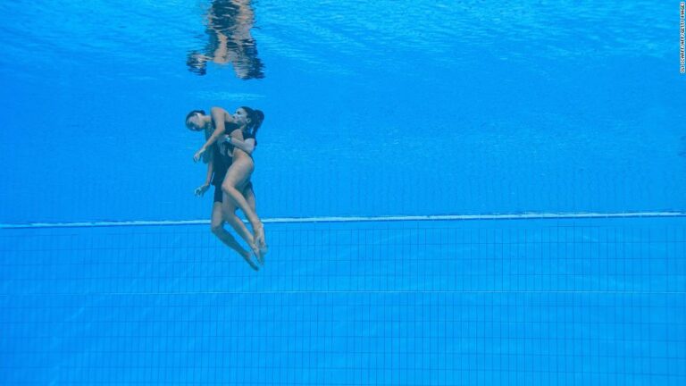Coach dives into pool to rescue American swimmer Anita Alvarez: at World Championships