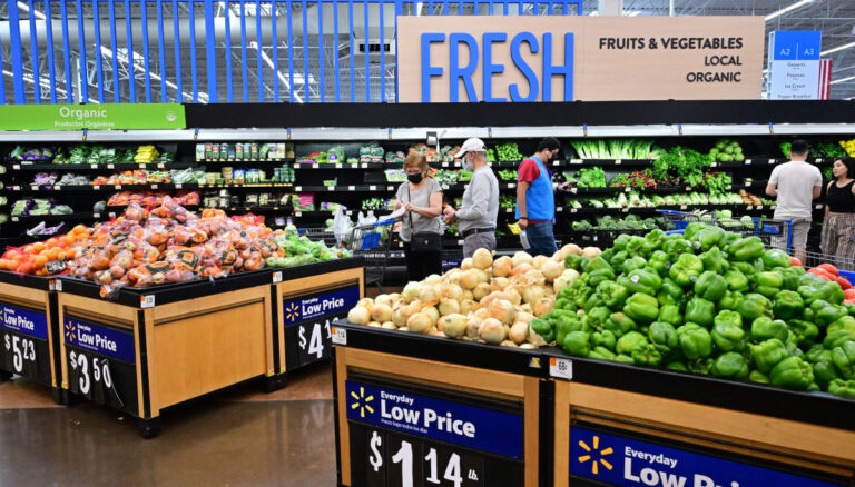 US economy contracts in first quarter; outlook fuzzy