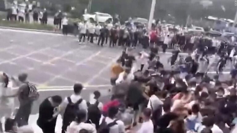 Video shows violent reaction to China bank protest