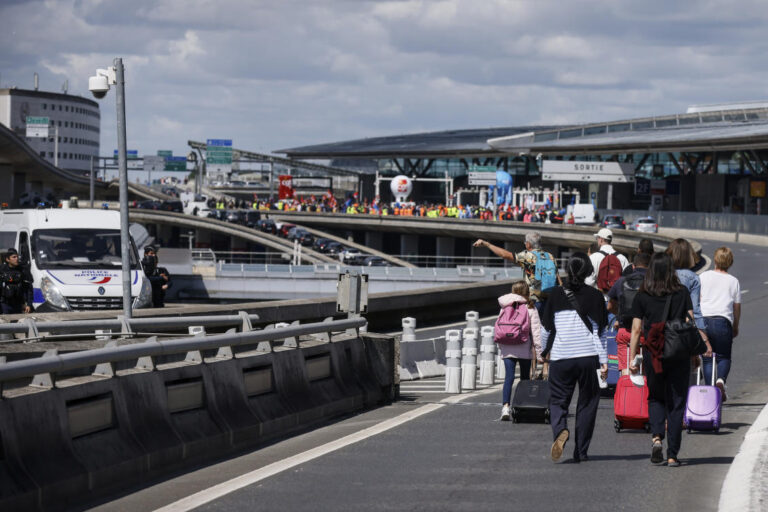 Stuck bags add to tangles at Paris airports amid travel boom