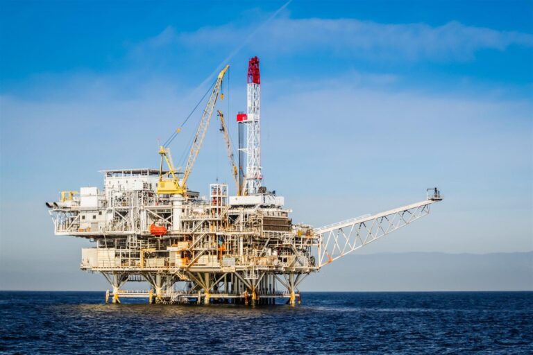 Oil rises as tight supply trumps recession fears