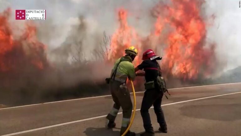 Spanish firefighters battle dangerous wildfire in Valencia