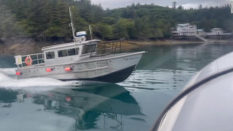 Floatplane pilot captures scary encounter with circling boat