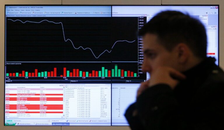 Moscow Exchange to ban use of dollars as collateral from Aug. 29