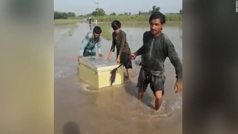 Pakistan cannot bury the dead properly due to flooding. See how people are coping
