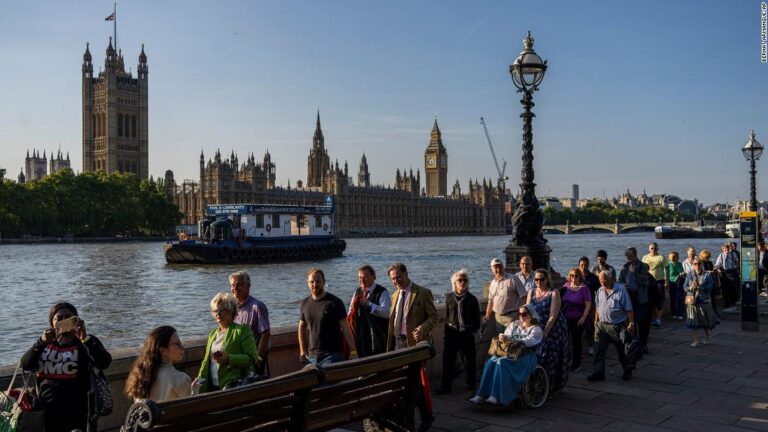 See the unprecedented queues in London to say goodbye to the Queen