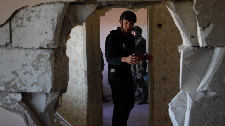 CNN gets access to Ukrainian town under constant shelling