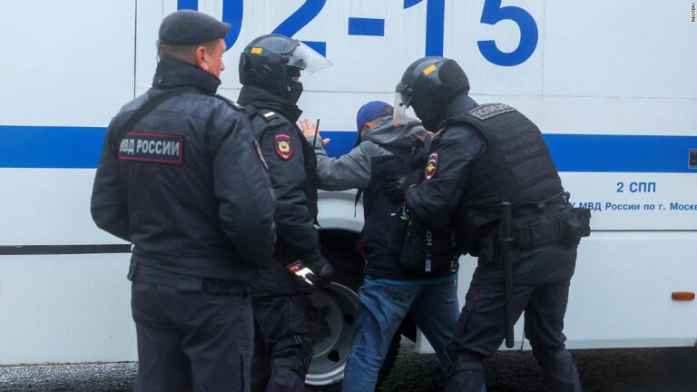 Putin’s mobilization for war in Ukraine off to chaotic start