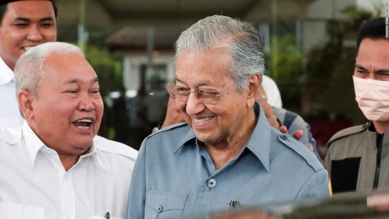 Aged 97, Malaysia’s former leader Mahathir Mohamad is running for parliament again