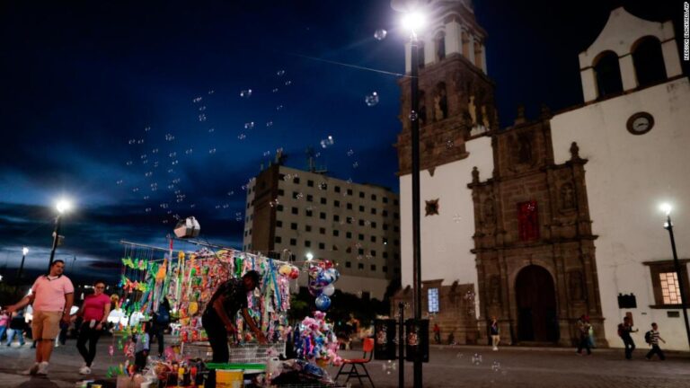 Gunmen kill 12 people in Mexico bar