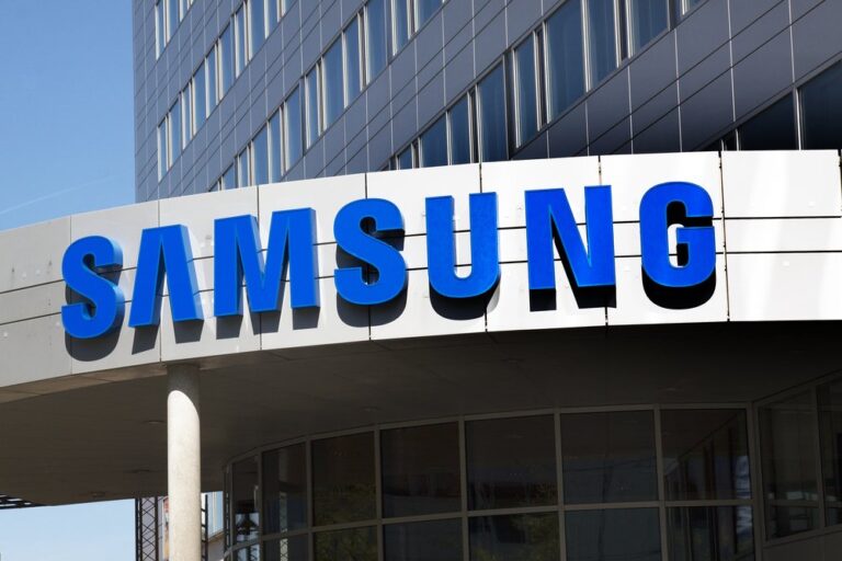 Chipmakers weigh on European shares; focus on US jobs data