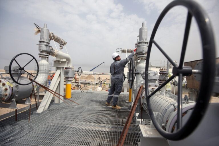 Oil edges up amid caution over tightening supply